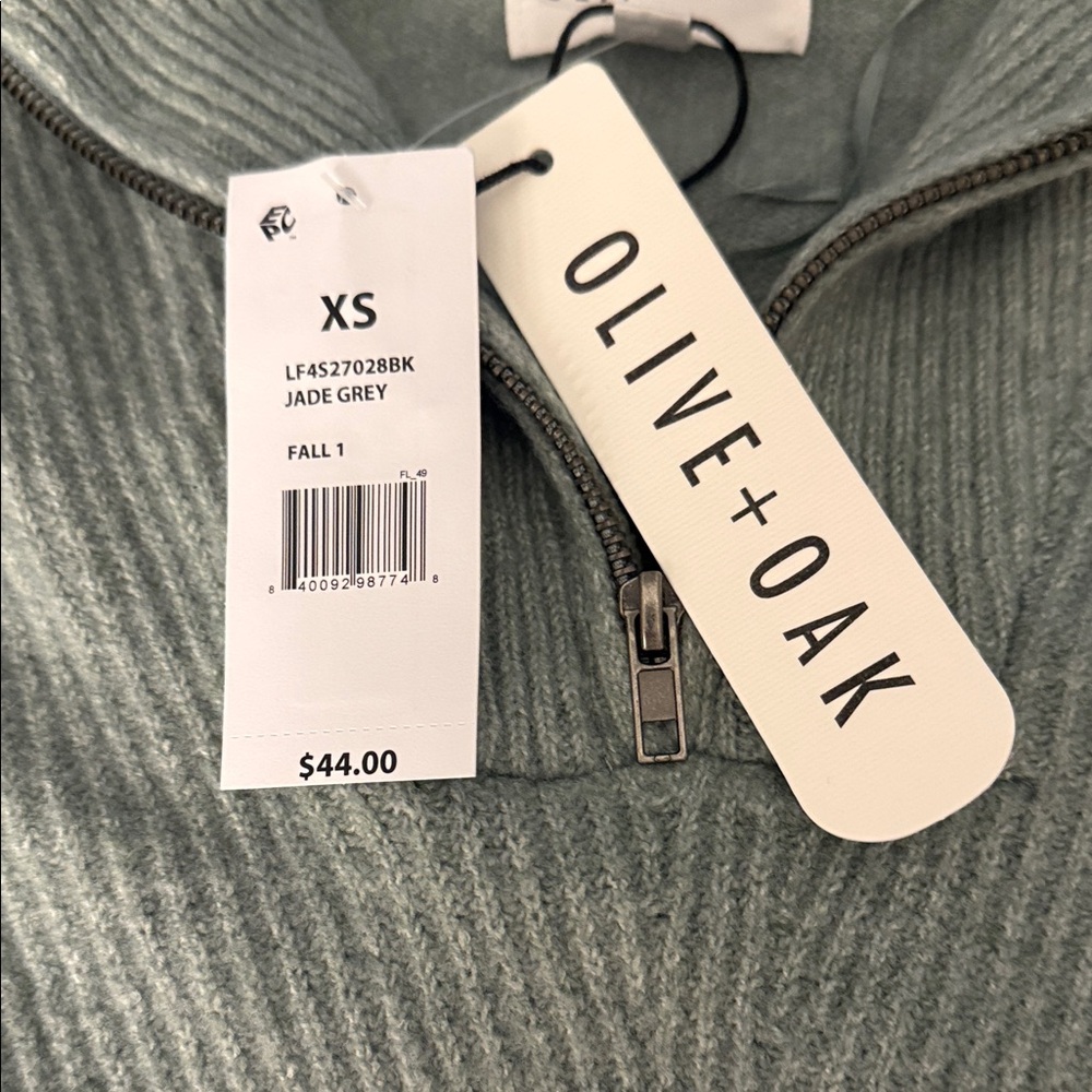 Elegant Jade Grey Women's Turtleneck Sweater - Picture 5 of 7